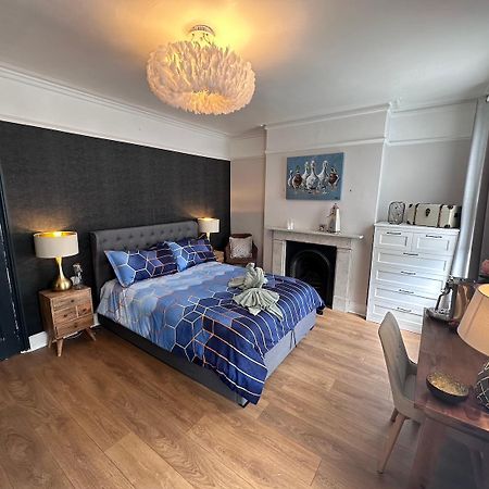Large Bedroom In Beautiful House London Eksteriør billede
