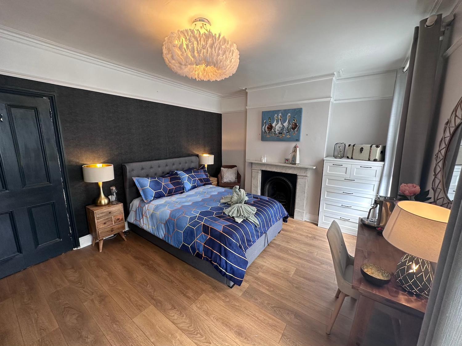 Large Bedroom In Beautiful House London Eksteriør billede